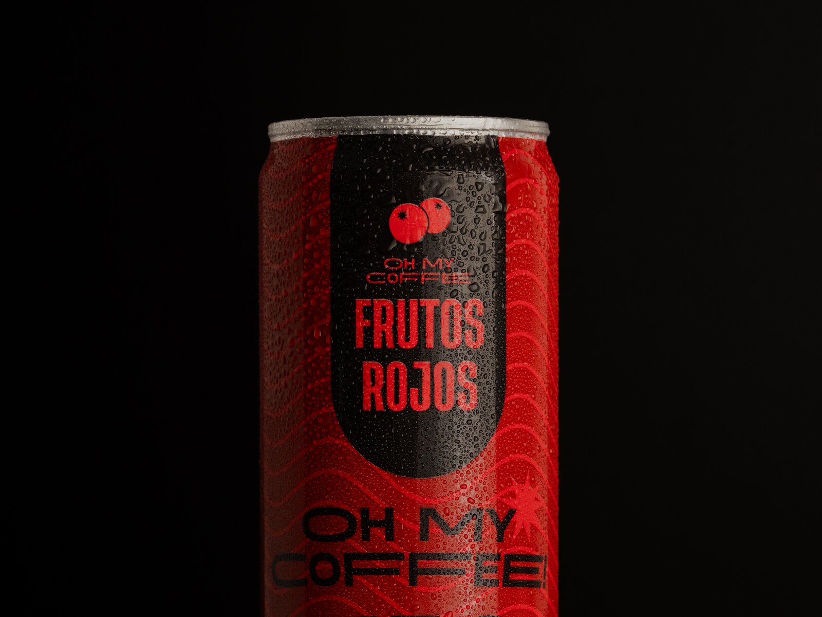 Detalle macro de la etiqueta de OMC! Frutos Rojos con gotas de condensación