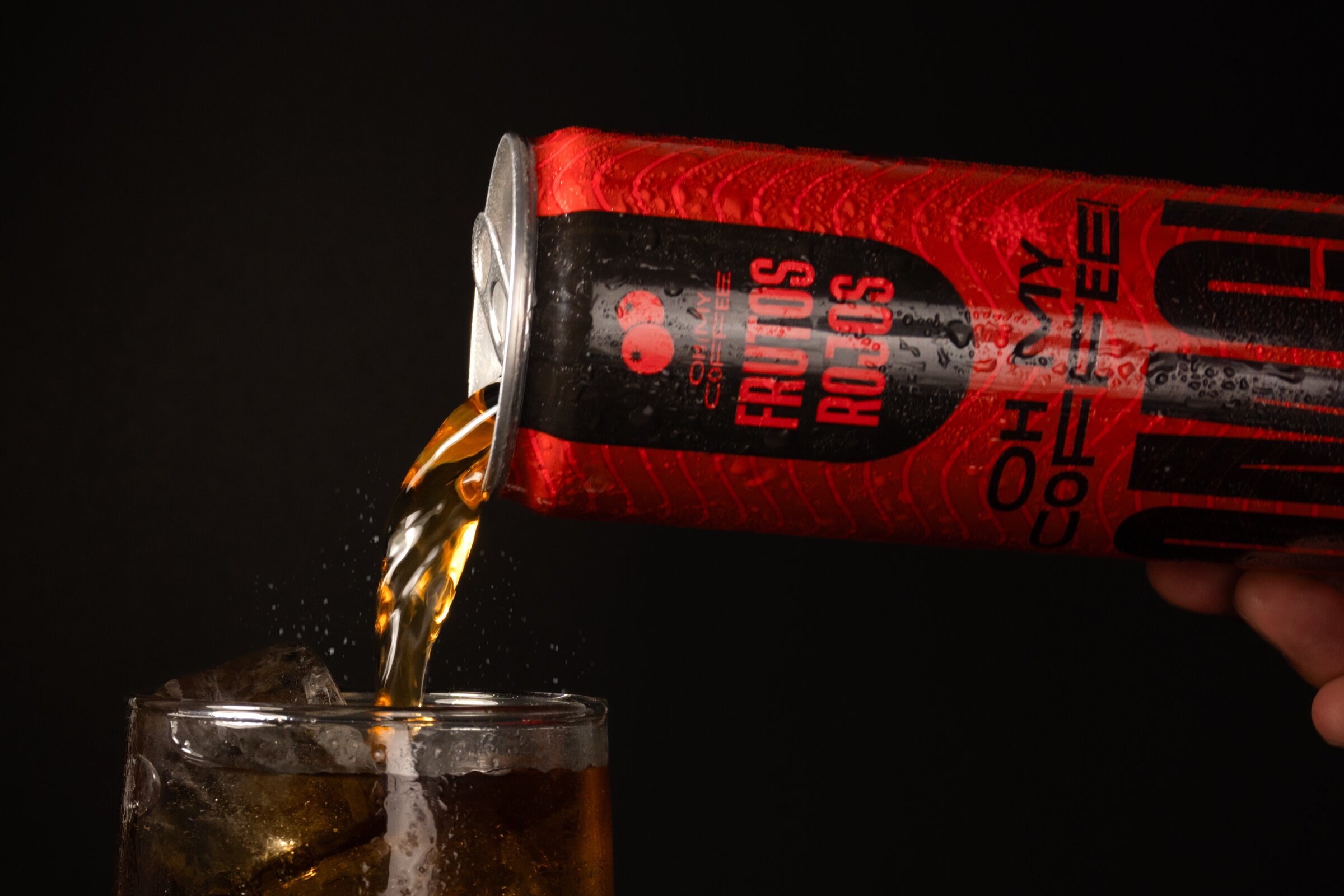 OMC! Frutos Rojos vertiéndose en un vaso con hielo